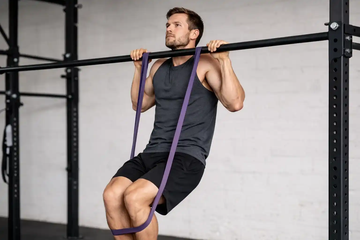 Band Assisted Pull-Up — แสดงการดึงข้อโดยมียางยืดพันบาร์และรองรับเข่าหรือเท้า