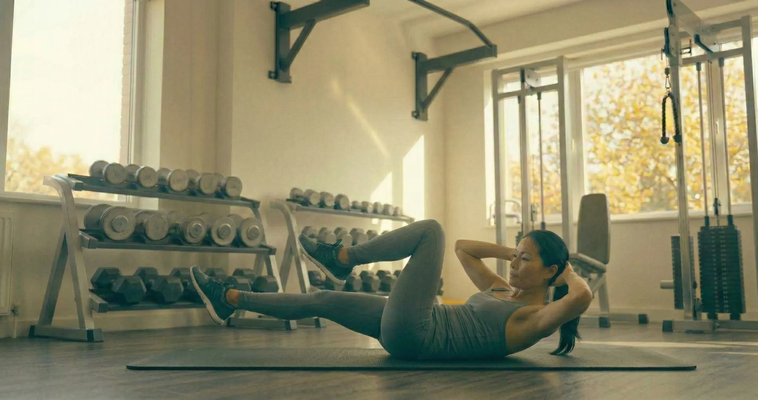 Bicycle Crunch แสดงการนอนหงาย ยกไหล่ขึ้น มือวางข้างหัว แล้วหมุนไหล่ขวาเข้าหาเข่าซ้ายพร้อมกับเหยียดขาขวาออกตรง สลับต่อเนื่อง