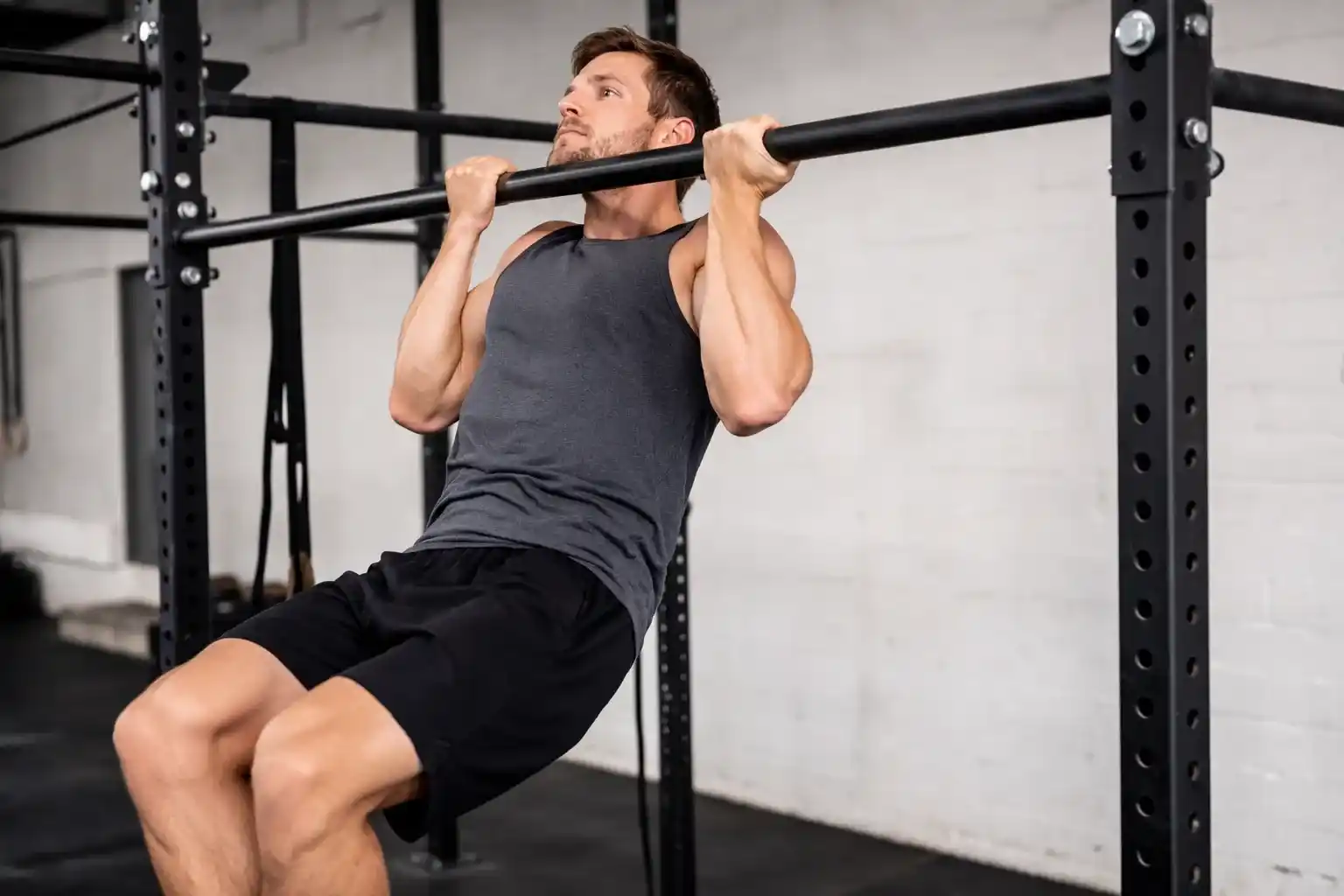 Chin-Up — แสดงการจับบาร์โดยฝ่ามือหันเข้าหาตัว แล้วดึงตัวขึ้นจนคางเหนือบาร์