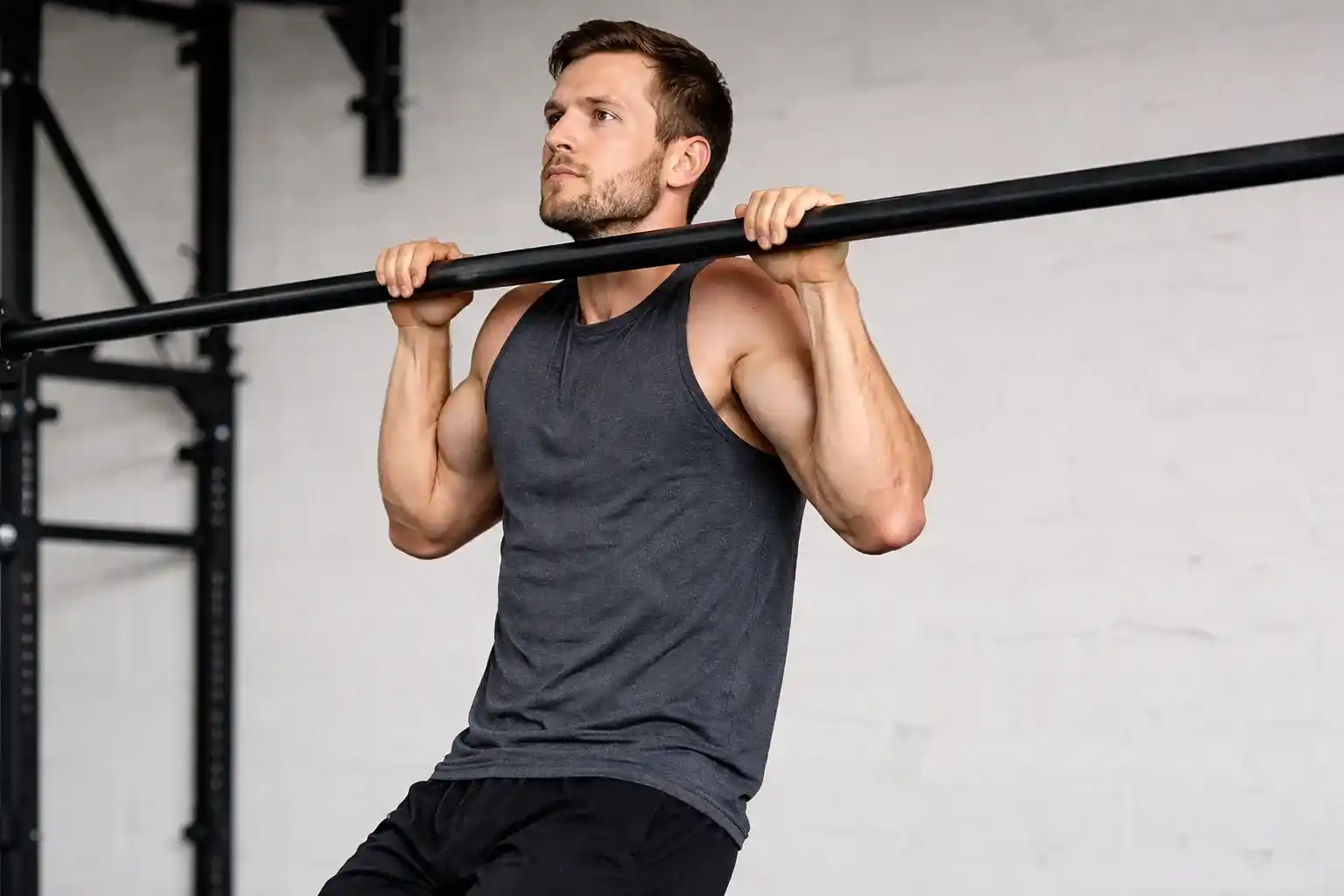 Flexed Arm Hang — แสดงการแขวนบาร์ในท่าข้อศอกงอ คางอยู่เหนือบาร์