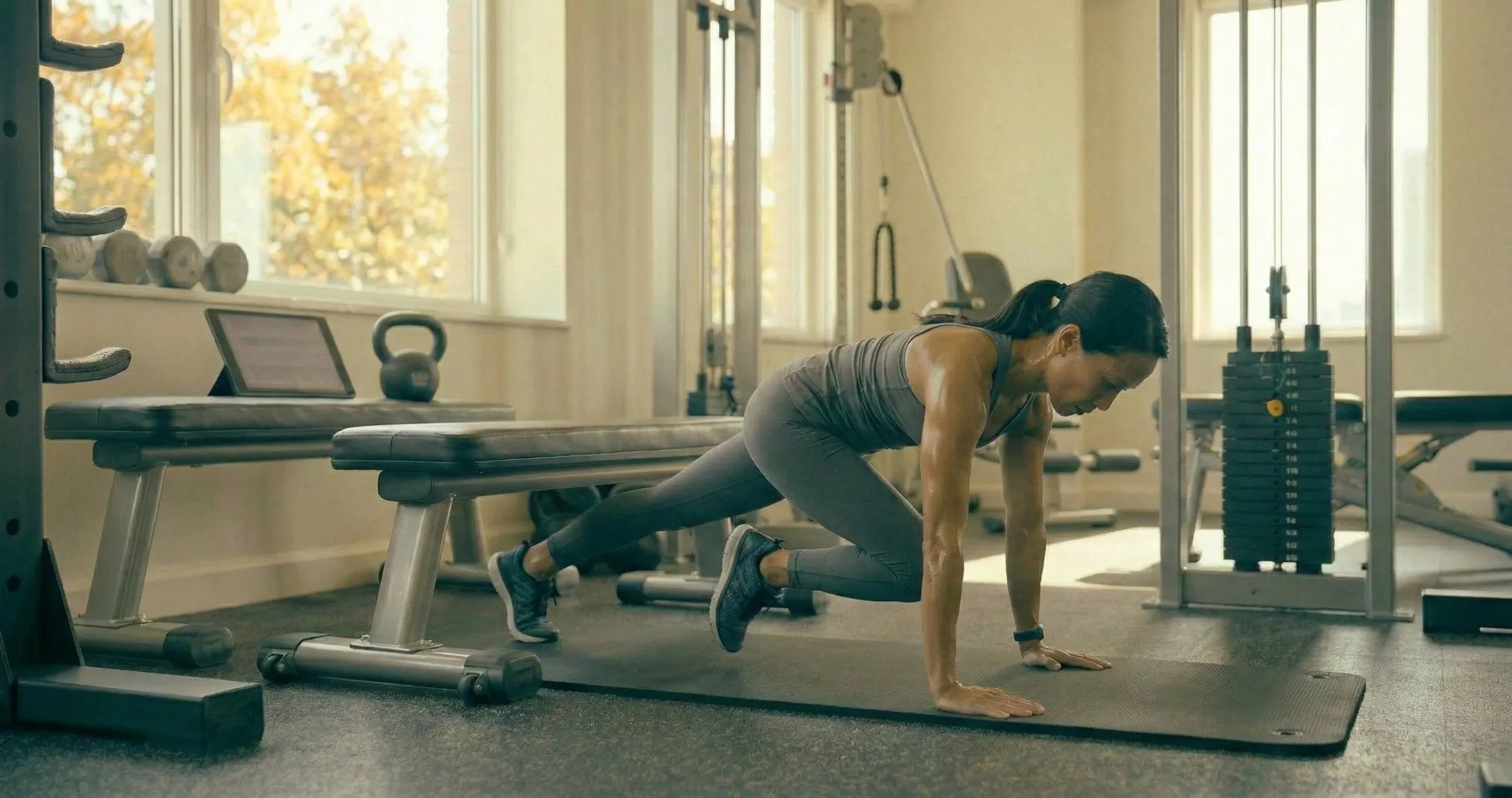 Mountain Climber ช้า แสดงการอยู่ในตำแหน่งพลังค์บนมือเหยียดตรง ยกเข่าขวาขึ้นเข้าหาหน้าอกช้าๆ สะโพกนิ่งไม่แกว่ง