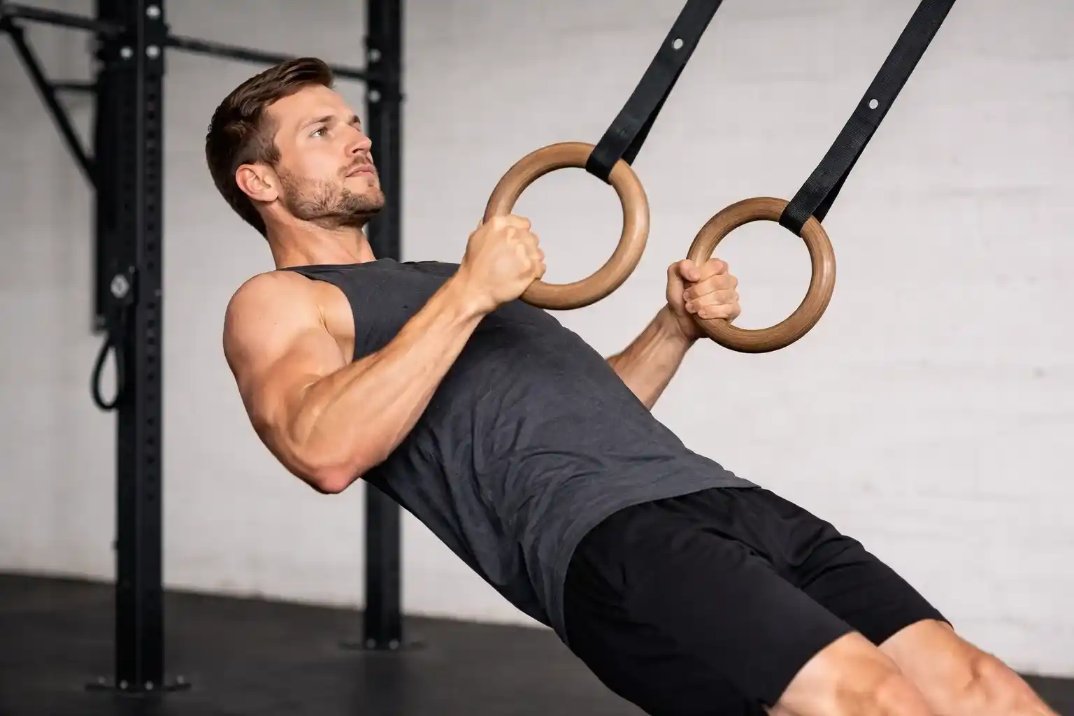 Ring Row — แสดงการนอนเอียงจับวงแหวนแล้วดึงหน้าอกเข้าหาวงแหวน