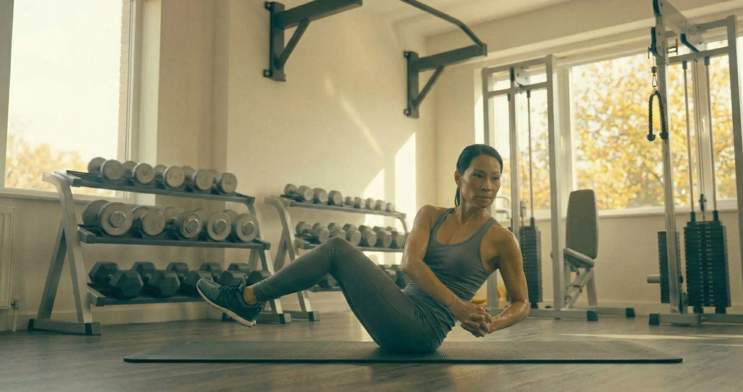 Russian Twist แสดงการนั่งลำตัวเอนไปข้างหลัง 45 องศา เข่างอ เท้าลอย มือประสานกัน แล้วหมุนลำตัวไปแตะพื้นข้างขวาและซ้ายสลับกัน