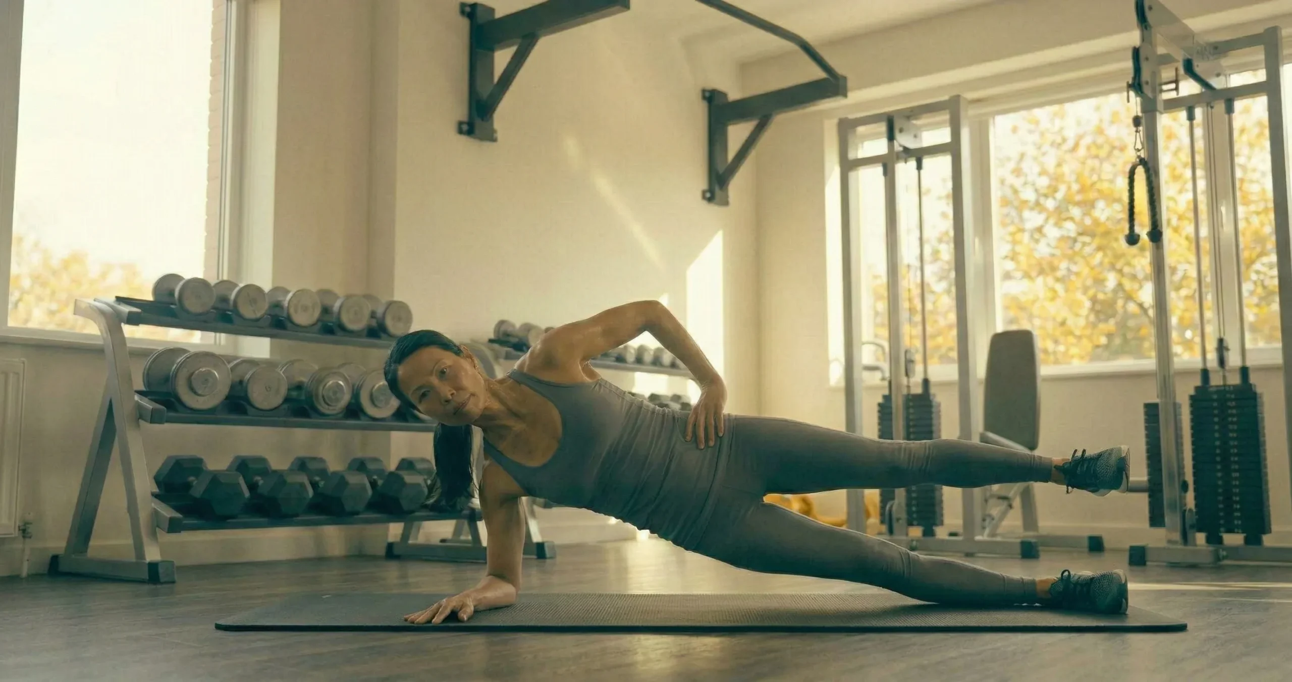 Side Plank ยกขา แสดงการอยู่ในตำแหน่ง Side Plank แล้วยกขาบนขึ้นและลงช้าๆ ขณะที่สะโพกนิ่งไม่แกว่ง