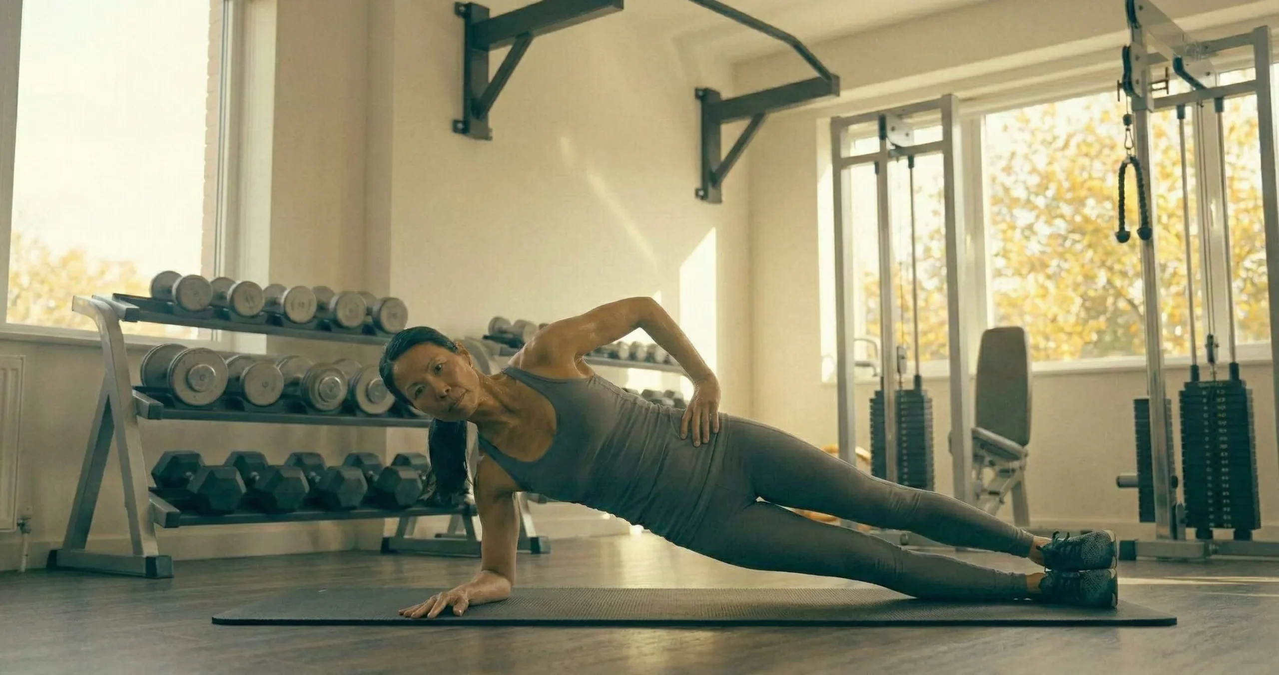 Side Plank แสดงการนอนตะแคงขึ้นรองรับด้วยแขนท่อนล่างข้างเดียว ลำตัวตรงจากหัวถึงส้นเท้า สะโพกไม่หย่อนลง