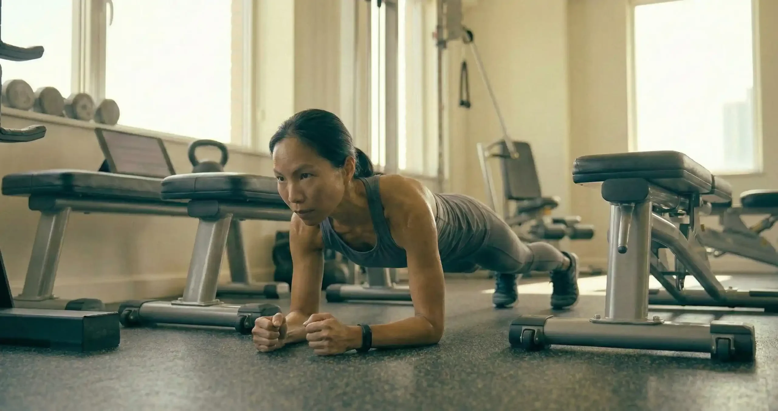 พลังค์มาตรฐาน แสดงการวางแขนบนพื้น ลำตัวตรงจากหัวถึงส้นเท้า สะโพกไม่หย่อนหรือยกขึ้น