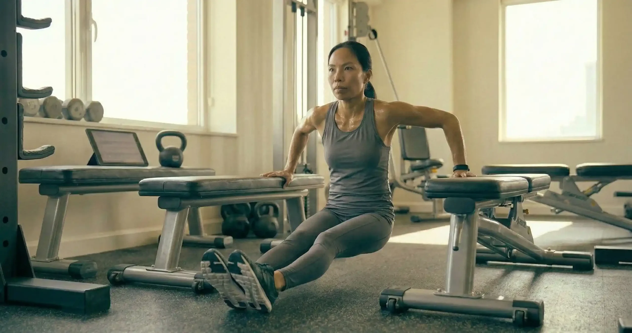 ดิปส์มาตรฐาน แสดงการวางมือบนขอบเก้าอี้สองตัว ลำตัวลงต่ำจนข้อศอกงอ 90 องศา