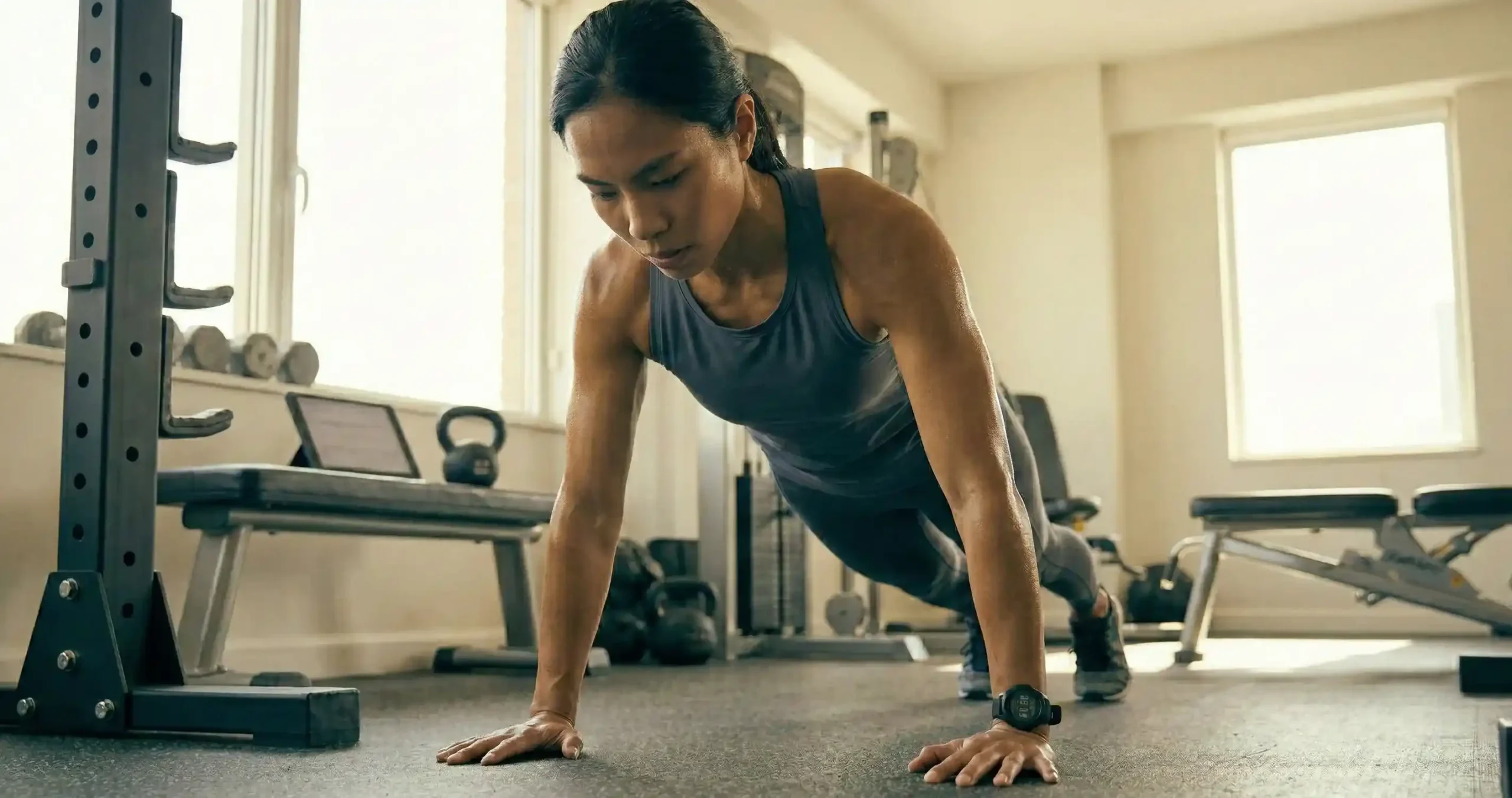 วิดพื้นมาตรฐาน แสดงตำแหน่งมือกว้างกว่าไหล่เล็กน้อย ลำตัวตรงจากหัวถึงส้นเท้า