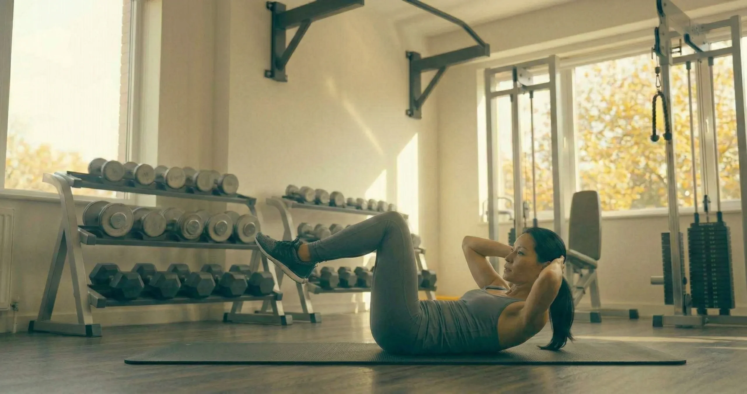 Tuck Crunch แสดงการนอนหงาย ยกขาขึ้นงอเข่า 90 องศา แล้วยกไหล่ขึ้นพร้อมกับดึงเข่าเข้าหาหน้าอกพร้อมกัน