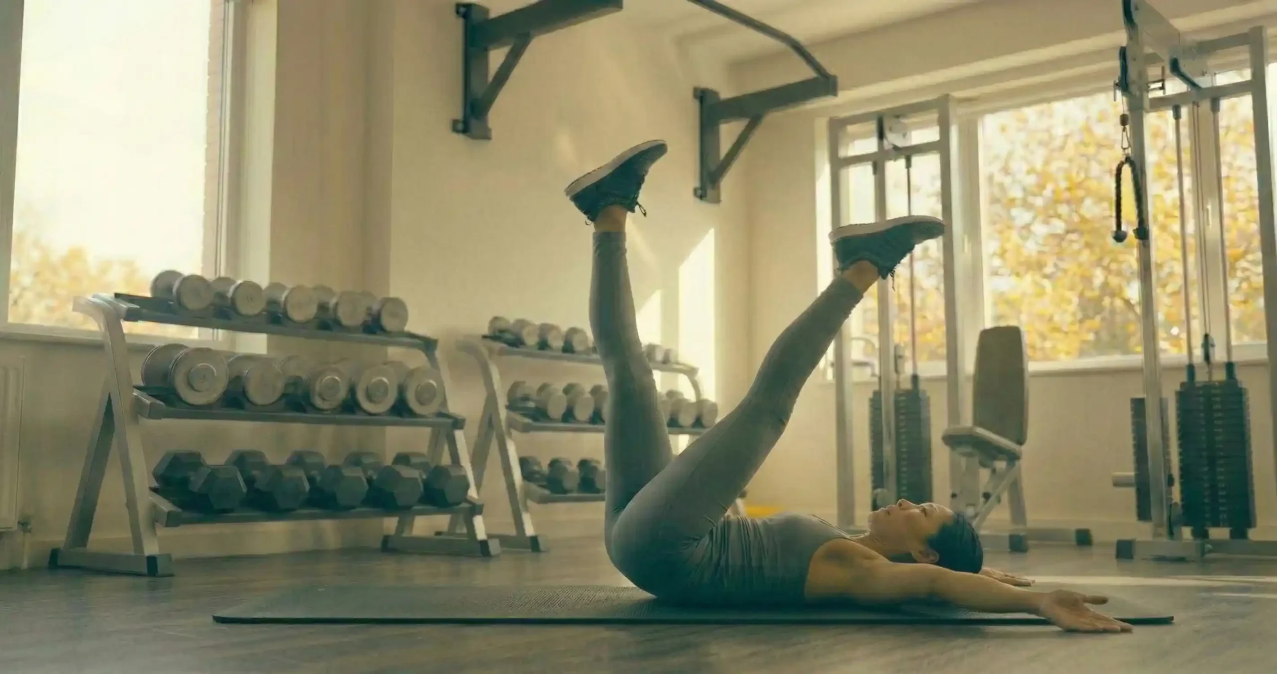 Windshield Wiper แสดงการนอนหงาย แขนกางออกข้างลำตัว ขาเหยียดตรงยกขึ้น 90 องศา แล้วหมุนขาทั้งสองลงไปด้านขวาช้าๆ โดยที่หลังล่างและไหล่แนบพื้นตลอด